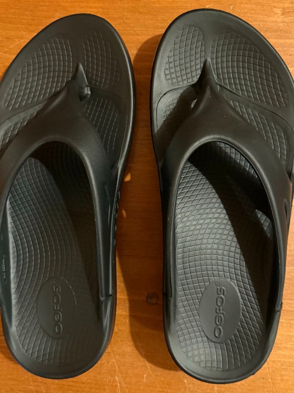 OOFOS flip flop sandals - Black - Like New - Size: 7 Mens/9 Womens (Unisex)